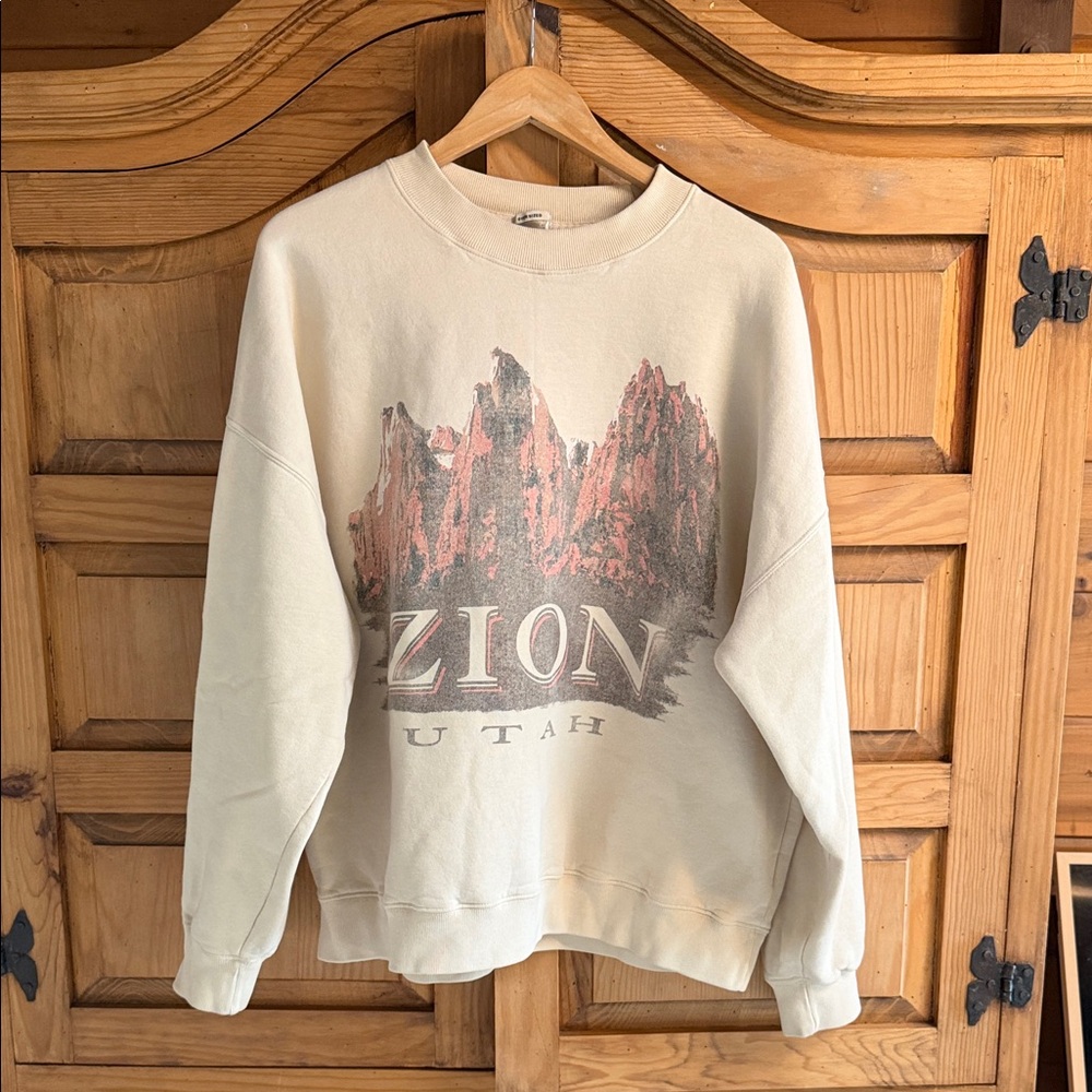 Abercrombie & Fitch Cream Zion Utah Graphic Sweatshirt